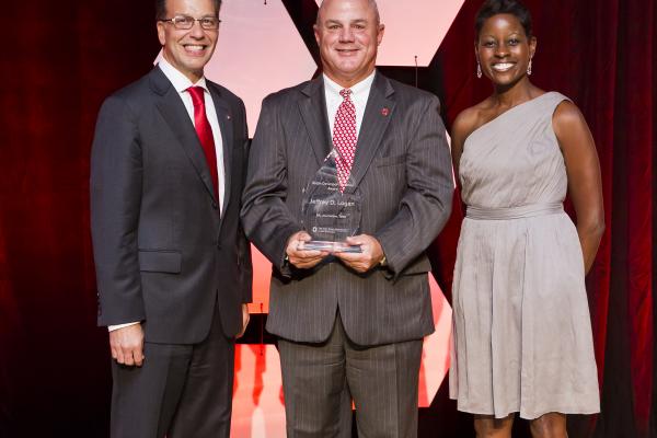 Jeff Logan with Alumni Association Award