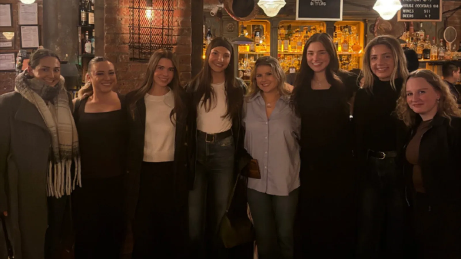 Students at alumni mixer