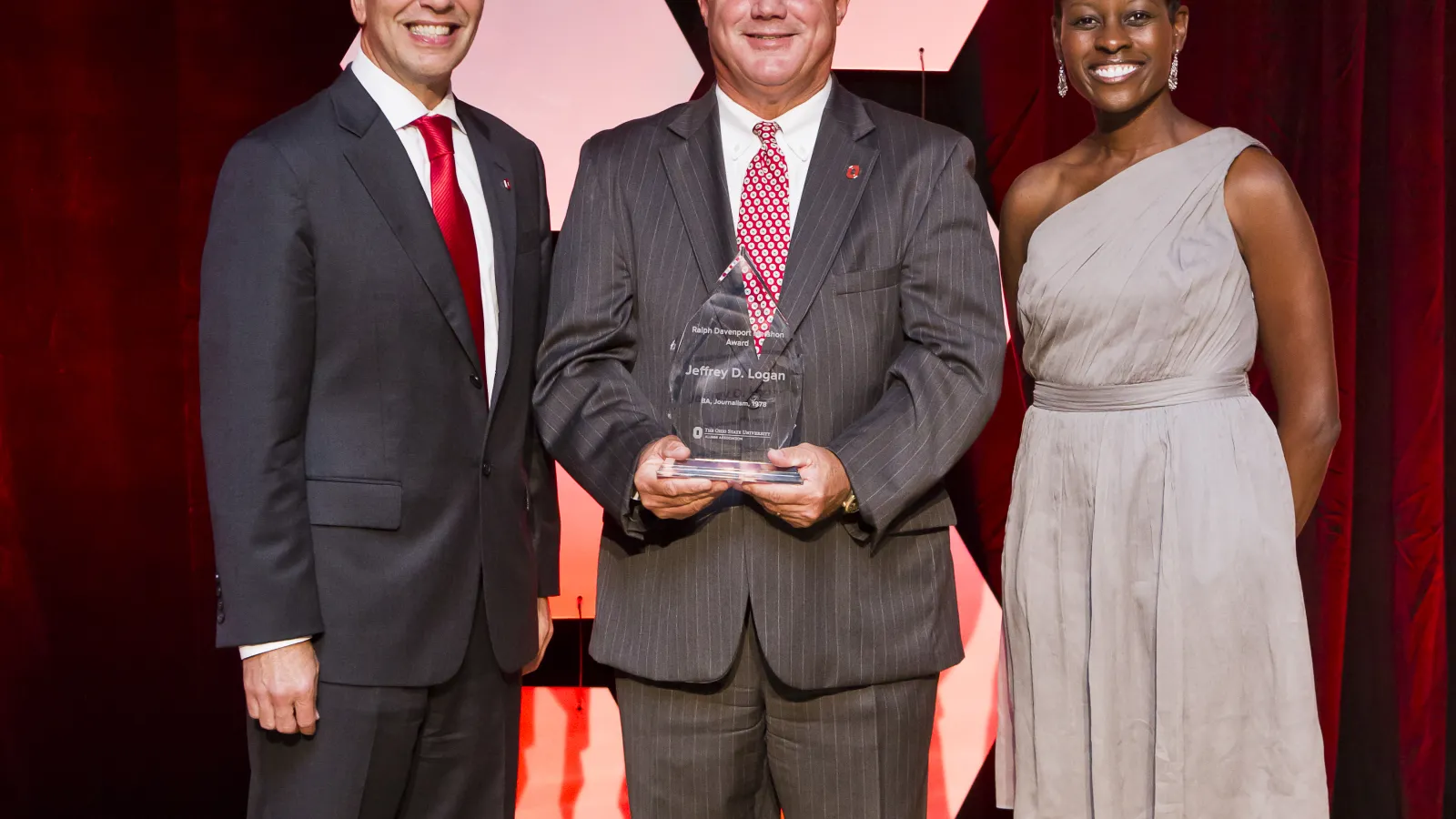 Jeff Logan with Alumni Association Award
