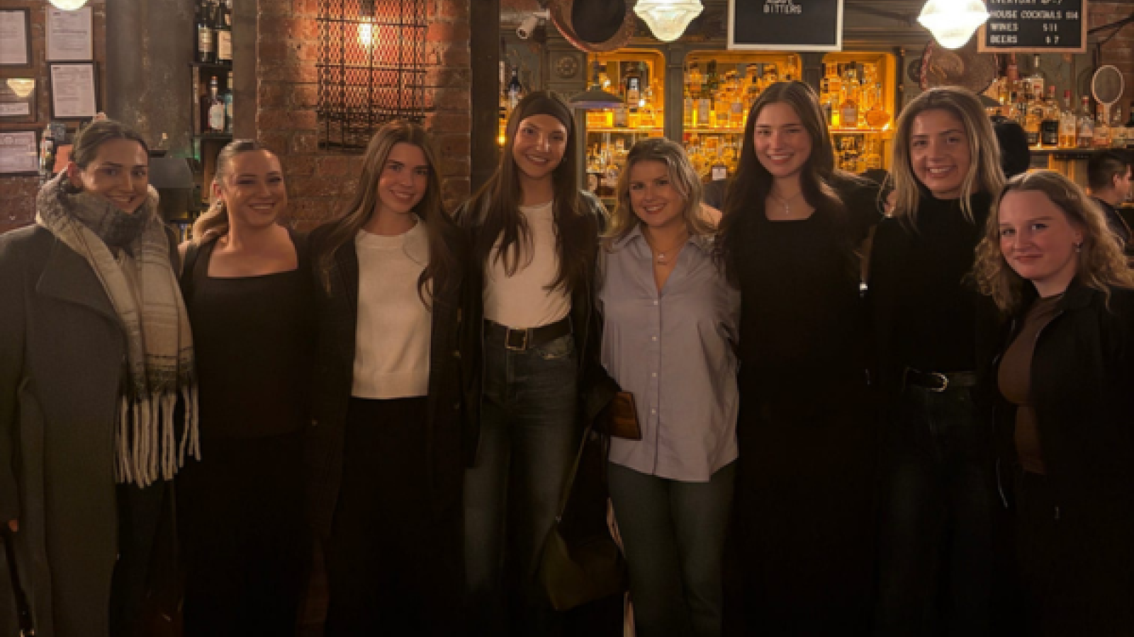 Students at alumni mixer